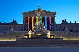 Parlament_Regenbogenbeleuchtung